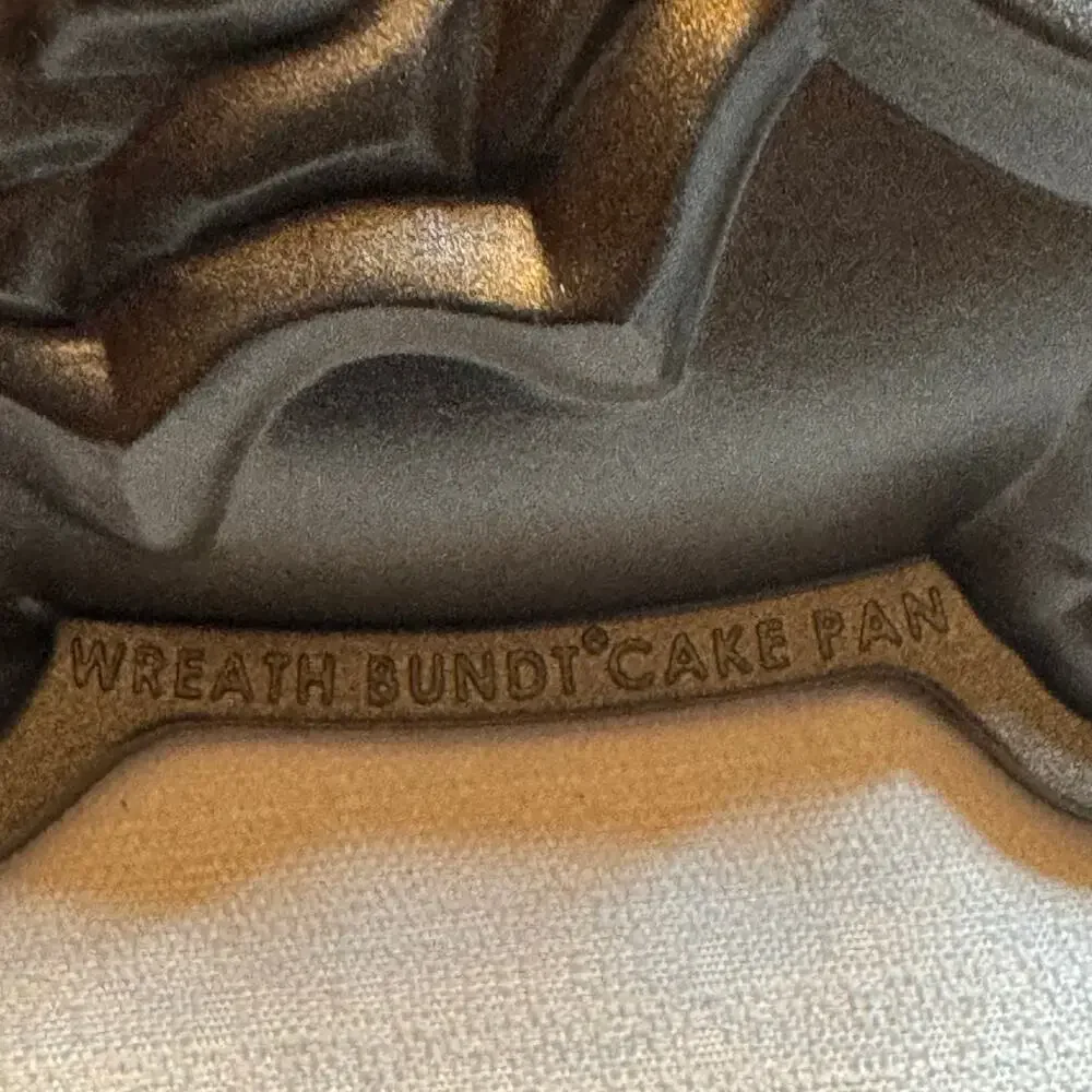 Nordic Ware Holiday Wreath Bundt Cake Pan NWOT 9 Cup Cast Aluminum Christmas